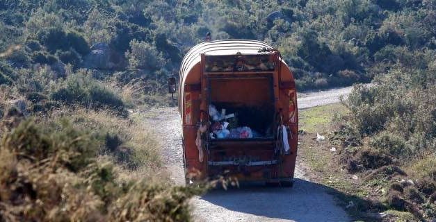 Απορριμματοφόρο …σε γκρεμό Δύο νεκροί